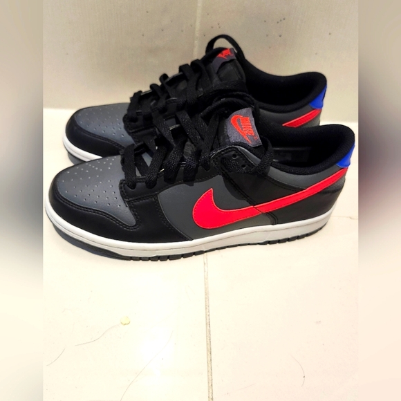 Nike Shoe - Picture 2 of 4